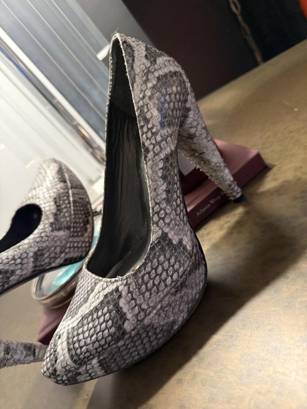 Stuart Weitzman Snakeskin Python Pointed-Toe Pump Heels Gray Size 7